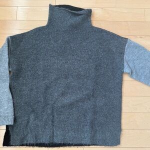 Women’s Karen Kane light and dark grey Sweater. Size large.